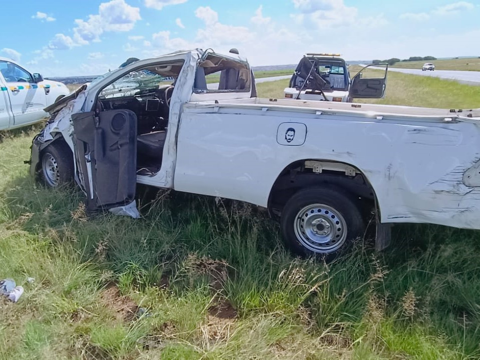 Foto: Drie mense is dood in 'n ongeluk op 1 Januarie toe die bakkie waarin hulle gery het omgeslaan het op die N12 naby Delmas.